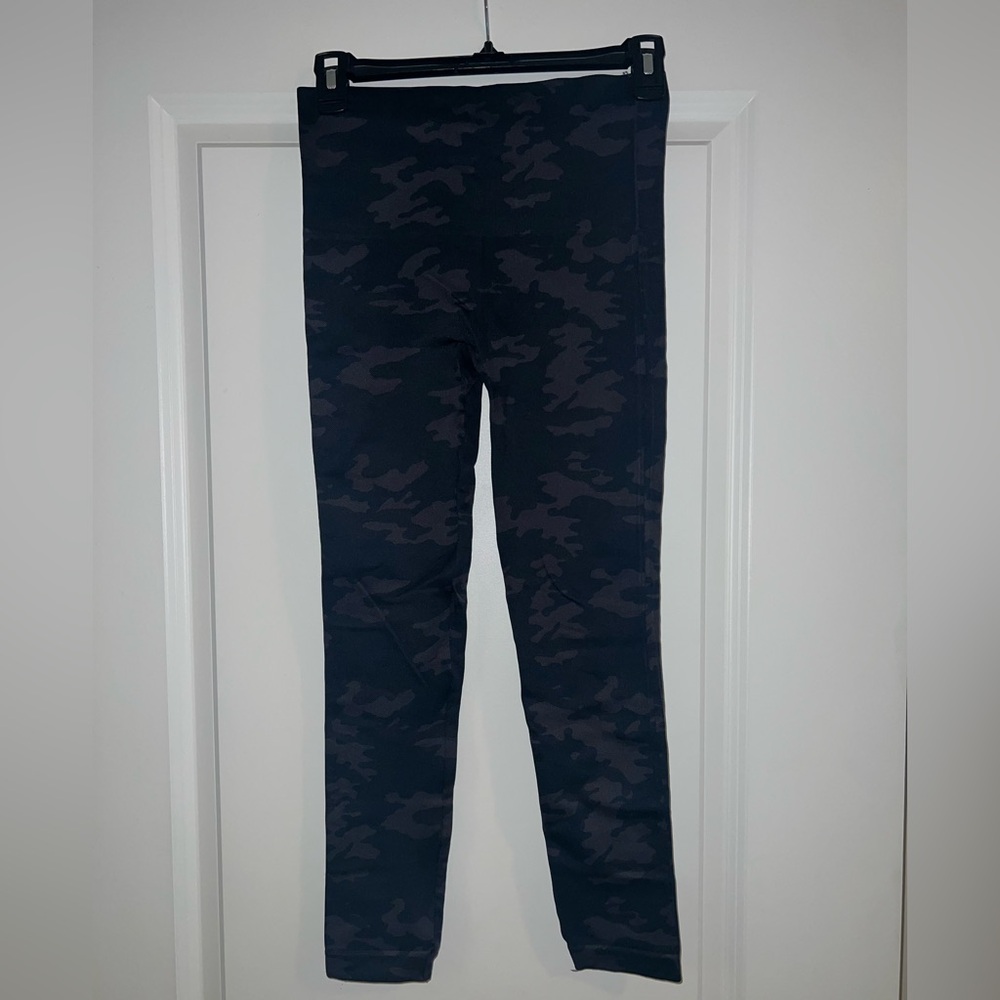 Spanx Camo Leggings - Black/Gray size M